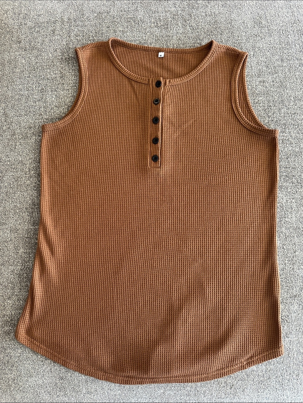 Waffle Print Sleeveless Henley Tank in Brown size M
